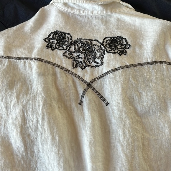 Allan B embroidered linen long sleeve snap buttons. - Picture 2 of 2